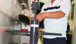 Công nhân nhà máy bia chế tạo thành công tàu lặn điều khiển từ xa